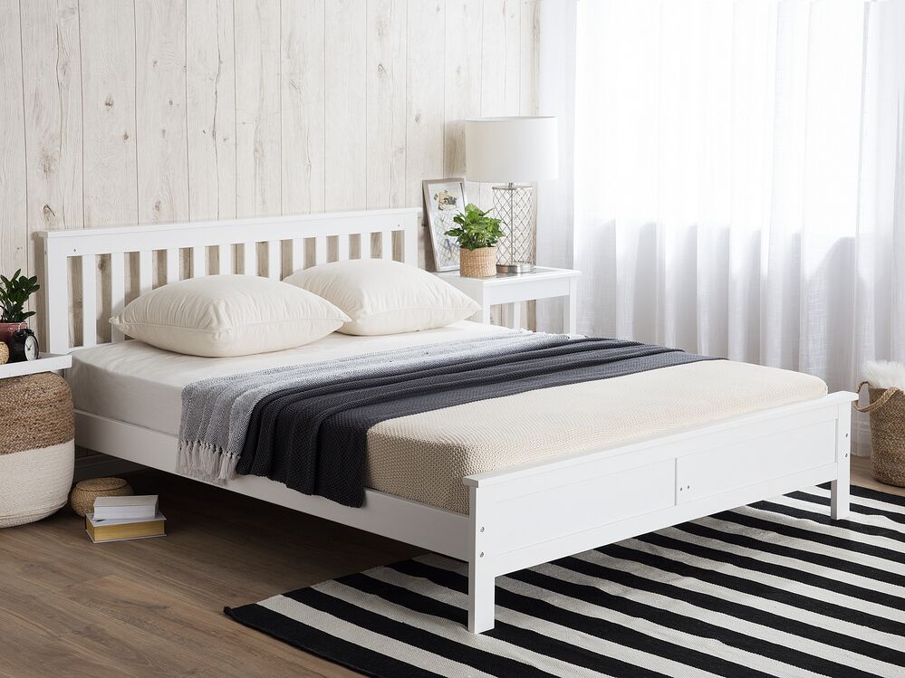Bett mit Lattenrost Kiefernholz MAYENNE 180 x 200 cm Weiß