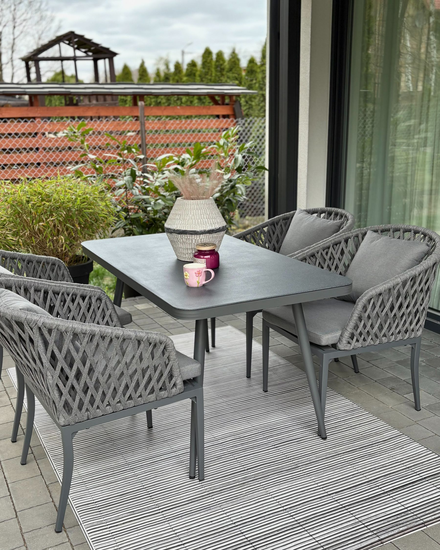 Zestaw ogrodowy metalowy stół i 4 krzesła szary LIPARI_982354