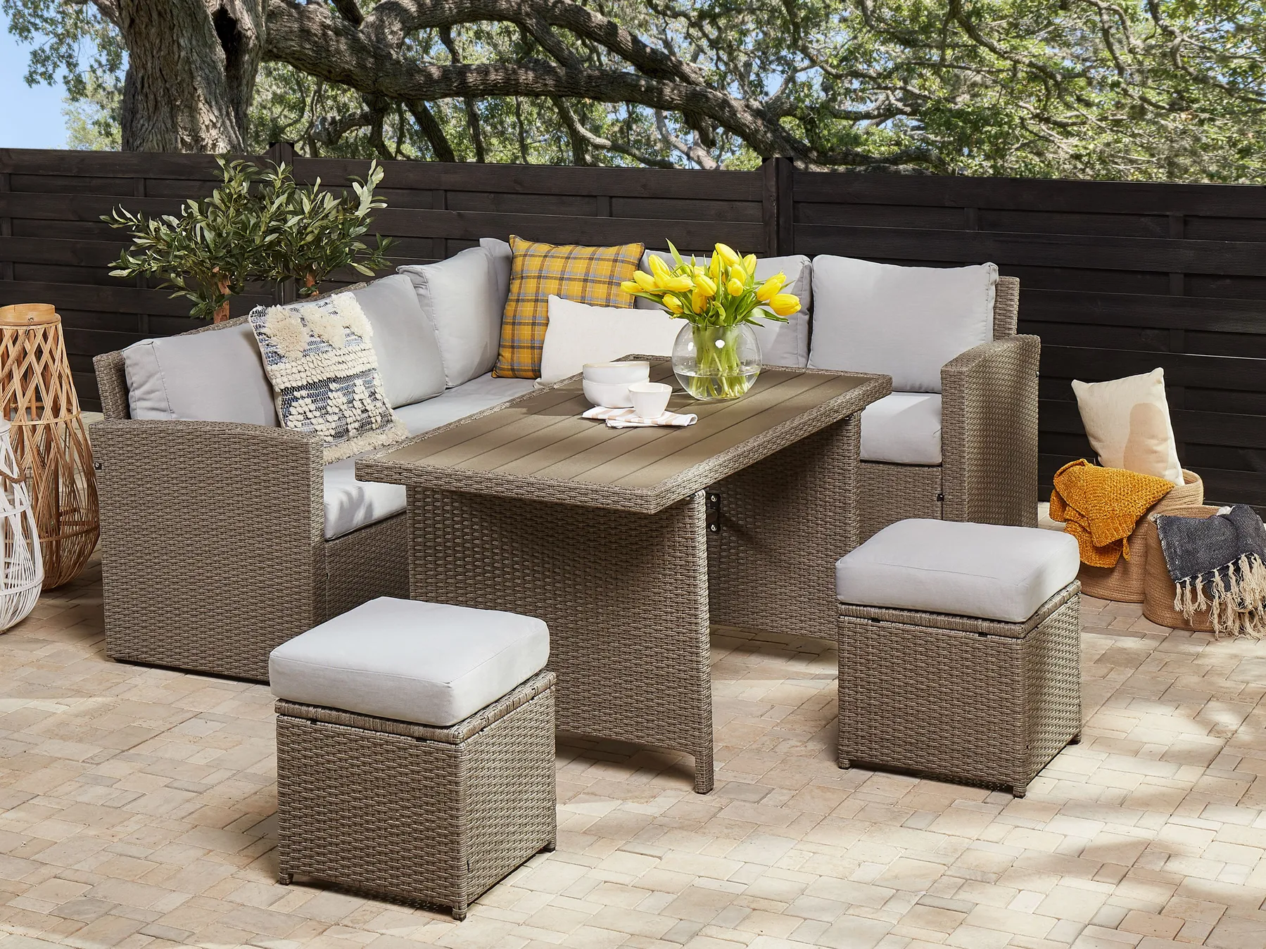 Set salotto da giardino con tavolo e pouf 5 posti BARDI con cuscini Rattan sintetico (PE) Tortora_820381