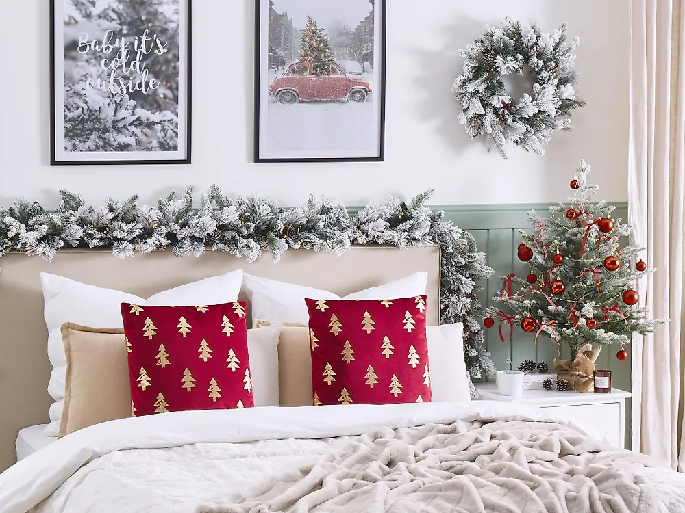 MOCOFO Weihnachtskissenbezüge Aus Bouclé – 45x45 Cm Quadratisch, Mit Pompons, Stechpalmen & Tannenmuster
