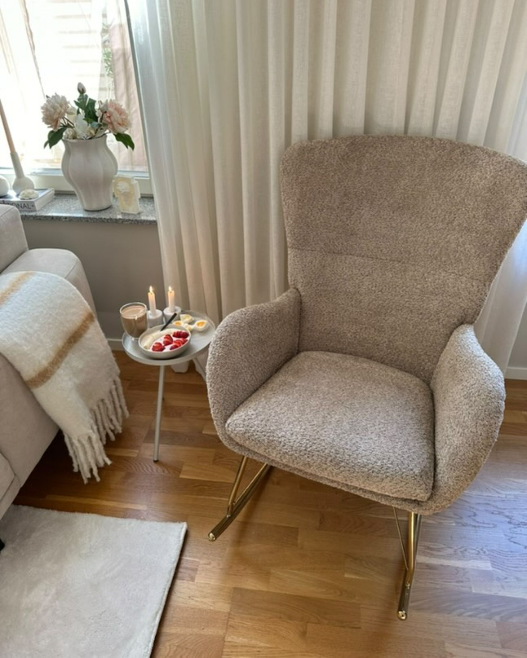Beliani Schaukelsessel Bouclé Stoff – Beige/gold, Metallgestell, Max. 250 Kg, Maße 74x99 Cm