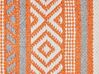Almofada decorativa em algodão laranja e branco com padrão geométrico 30 x 50 cm INULA_843117