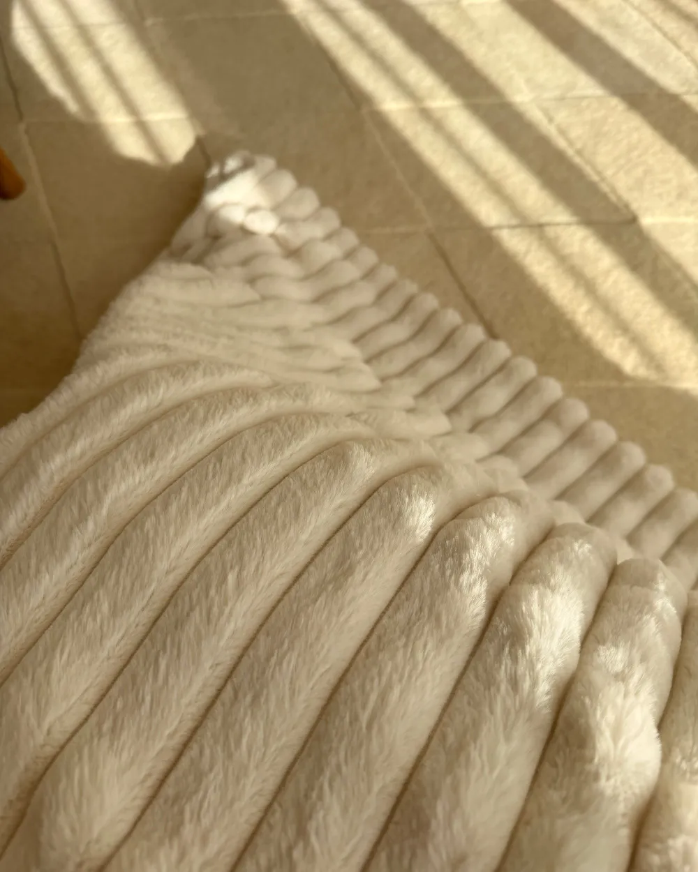 Bedspread RAKYA Faux Fur 150 x 200 cm Light Beige_1192812