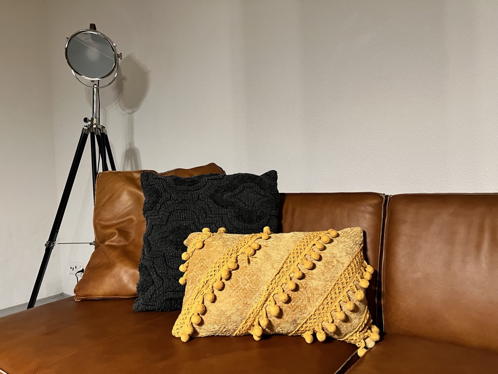 Set di 2 cuscini decorativi in viscosa con pompon 30 x 50 cm giallo AYROOR_835421