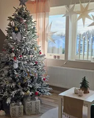 Ośnieżona sztuczna choinka świąteczna BASSIE 240 cm Biały_905226