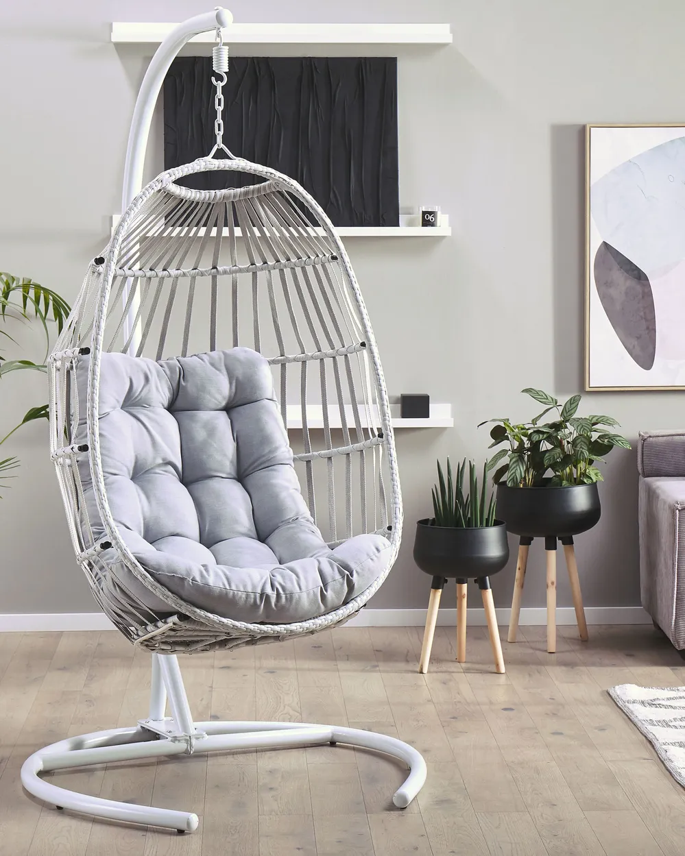 Beliani Poltrona Sospesa A Uovo In Rattan Sintetico Tortora Con Piedistallo E Cuscini Inclusi – Perfetta Per Interni Ed Esterni, Stile Retrò Moderno