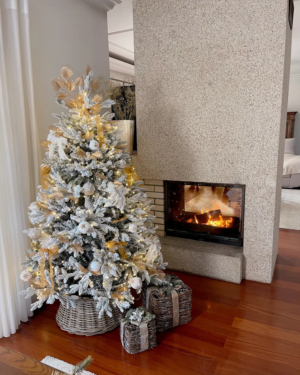 Sapin De Noël Artificiel Avec Neige Et Pommes De Pin - 180 Cm - PVC Difficilement Inflammable - Montage Facile - 1