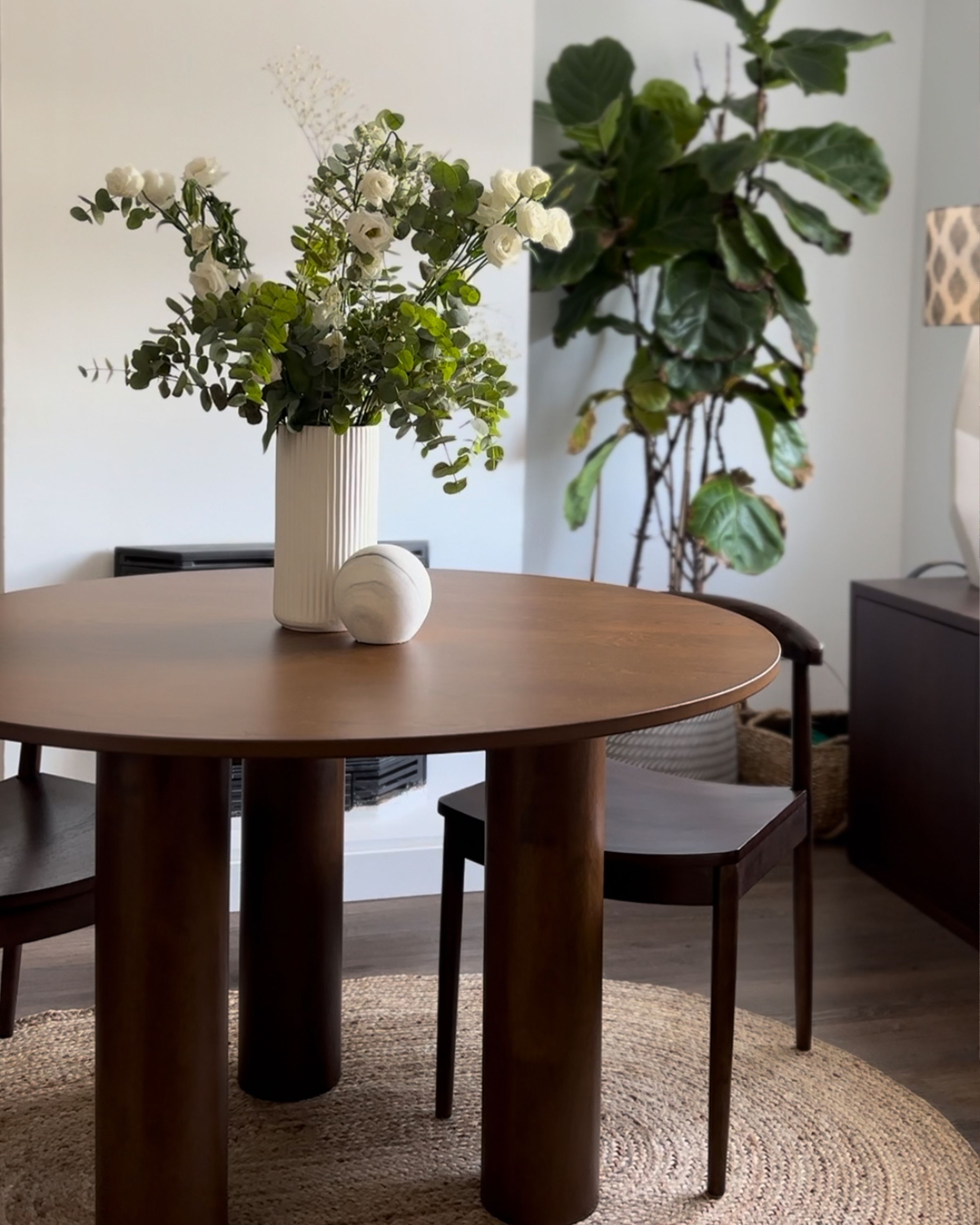 Rundt spisebord mørkt træ ø 120 cm ORIN | Beliani.dk