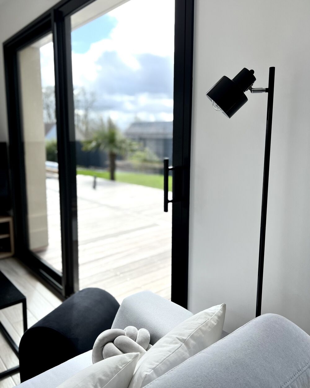 Black living room floor lamp online