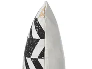 2 poduszki dekoracyjne w jodełkę 45 x 45 cm czarno-białe HELCONIA_769646