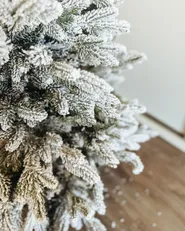 Ośnieżona sztuczna choinka świąteczna FORAKER 120 cm Biały_1027277