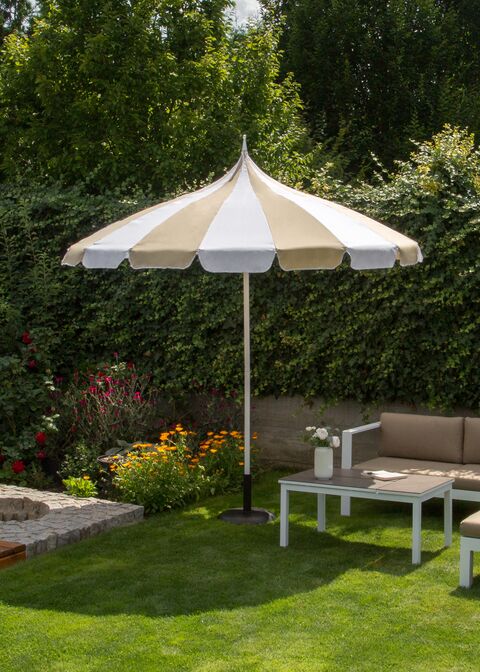 Un espace confortable sous le parasol