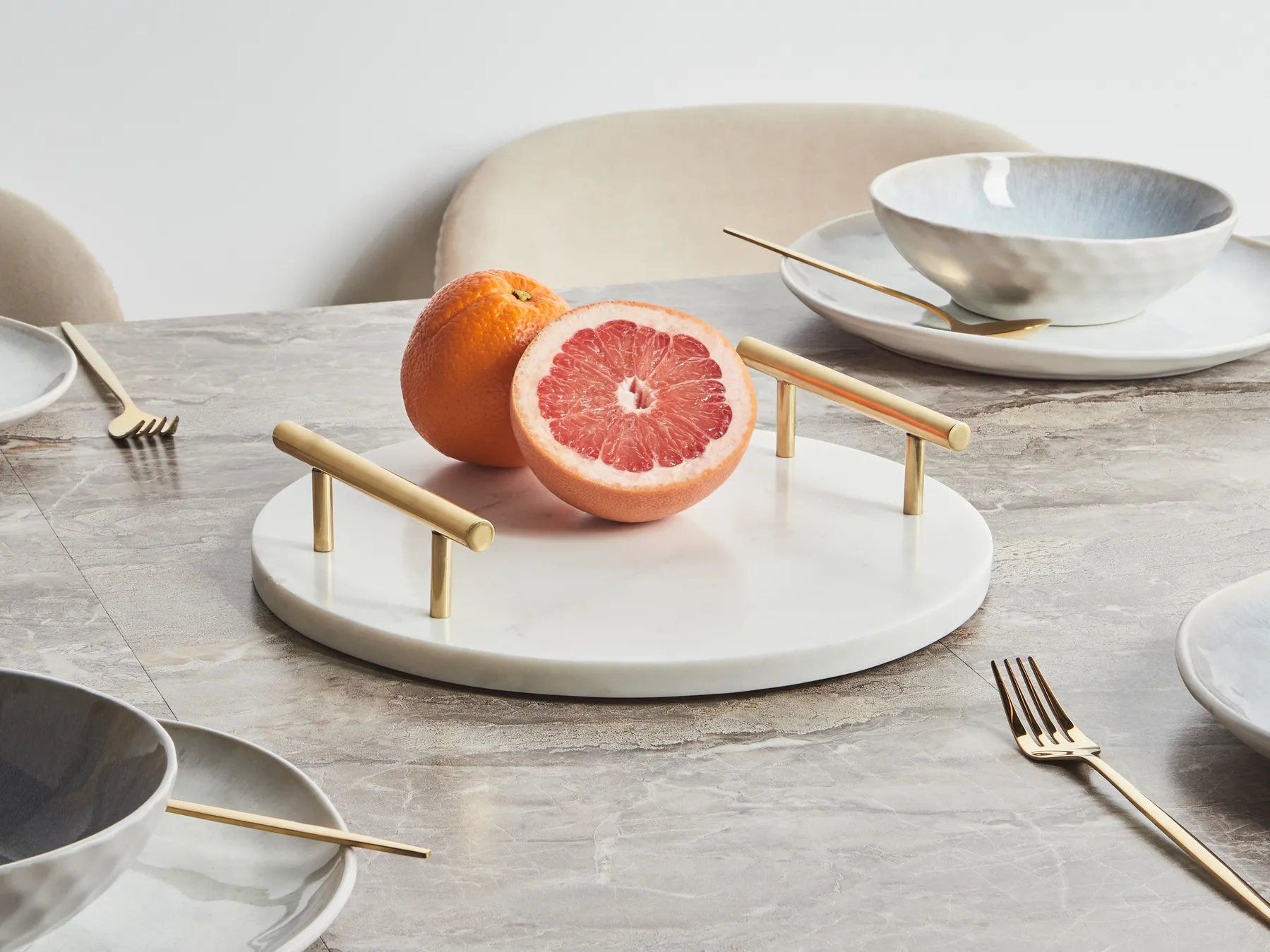 Taca do serwowania marmurowa biała ze złotymi uchwytami VARGOS_910950