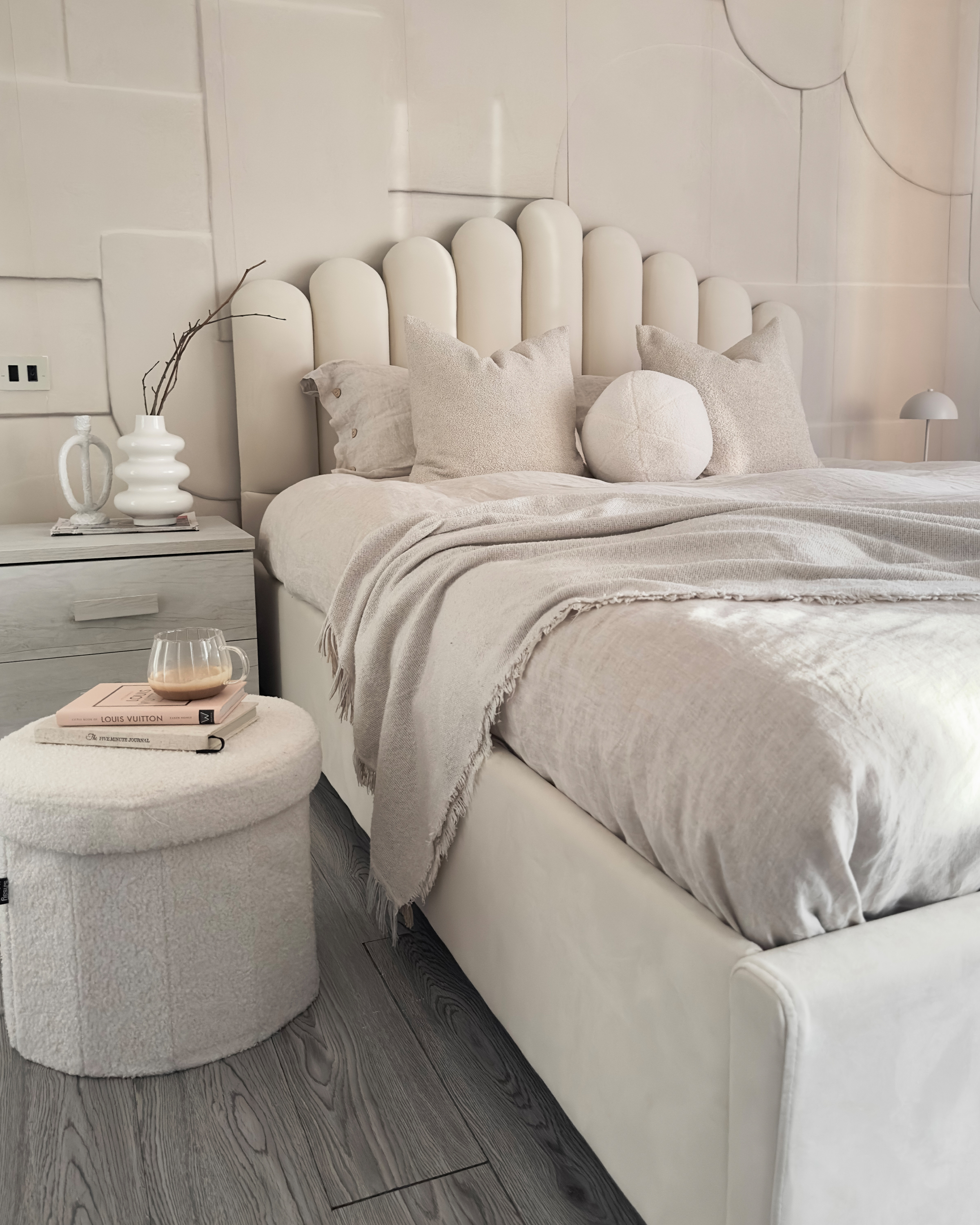 Zamatová posteľ s úložným priestorom 160 x 200 cm krémová biela VINCENNES_895705
