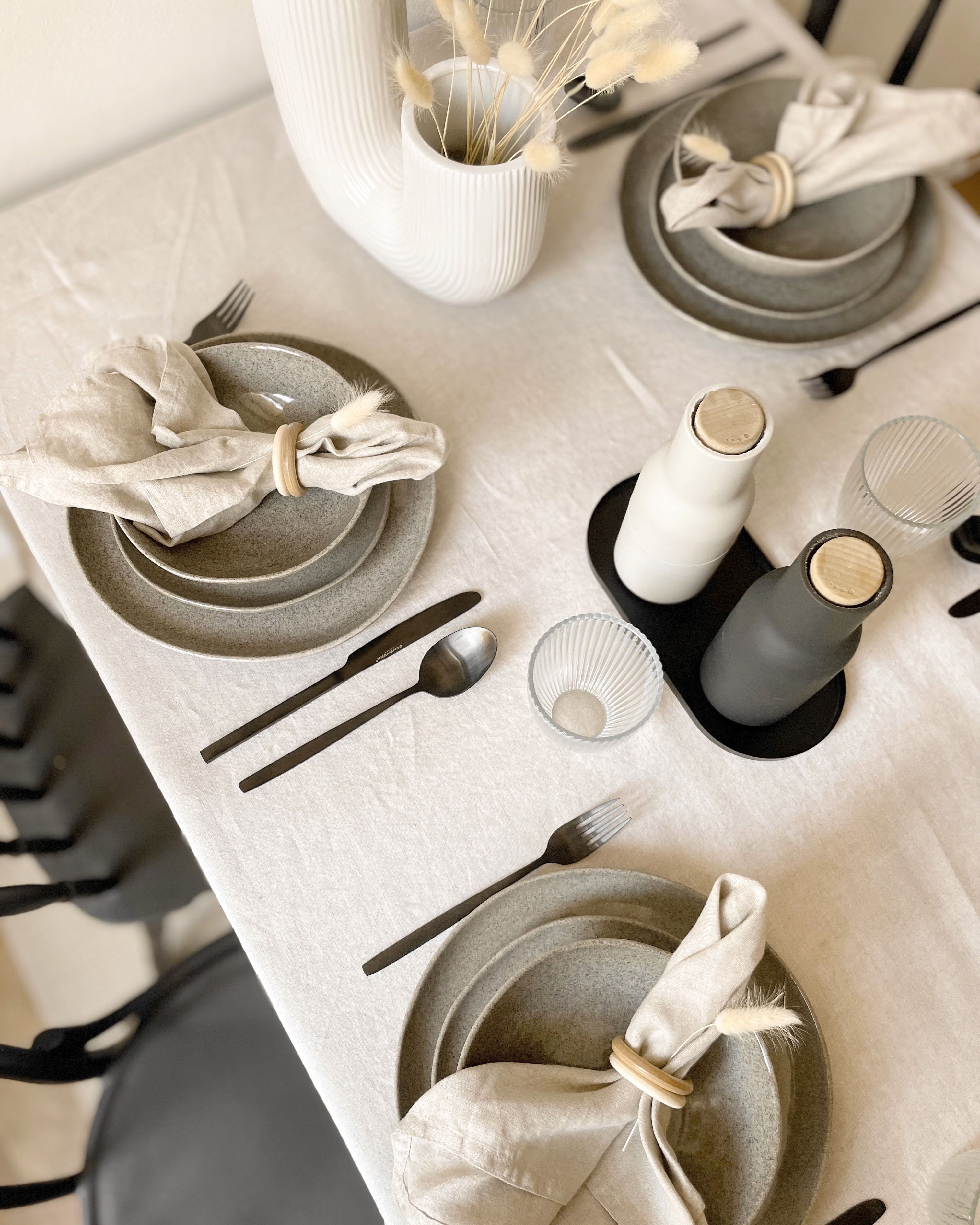 CreaTable, Serie uno BLACK 22978 - Set di stoviglie da 16 pezzi, in gres porcellanato, lavabile in lavastoviglie e microonde, made in Portogallo CreaTable, Serie uno BLACK 22978 - Set di stoviglie da 16 pezzi, in gres porcellanato, lavabile in lavastoviglie e microonde, made in Portogallo