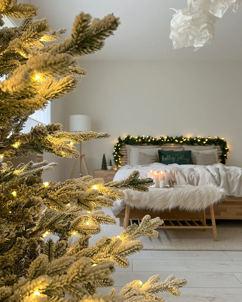 Ośnieżona sztuczna choinka świąteczna LED BRISCO 180 cm Biały_846850