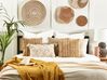 Bawełniana poduszka dekoracyjna geometryczny wzór 45 x 45 cm beżowo-biała BANYAN_838613