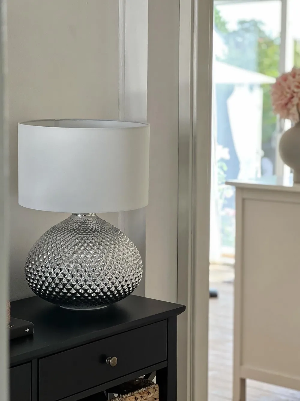 Beliani Lampada Da Tavolo LED Argento Con Braccio Regolabile E Caricabatterie Wireless
