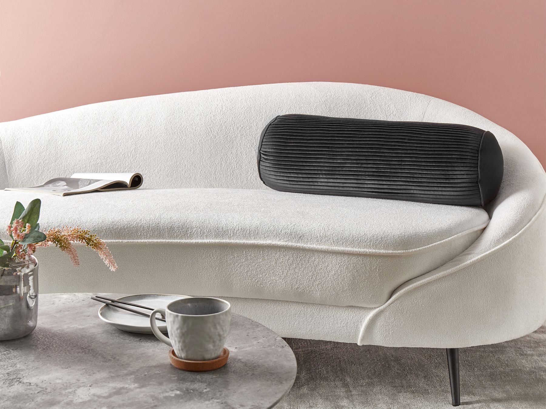 Poduszka dekoracyjna welurowa 22 x 60 cm czarna JONQUIL_936038