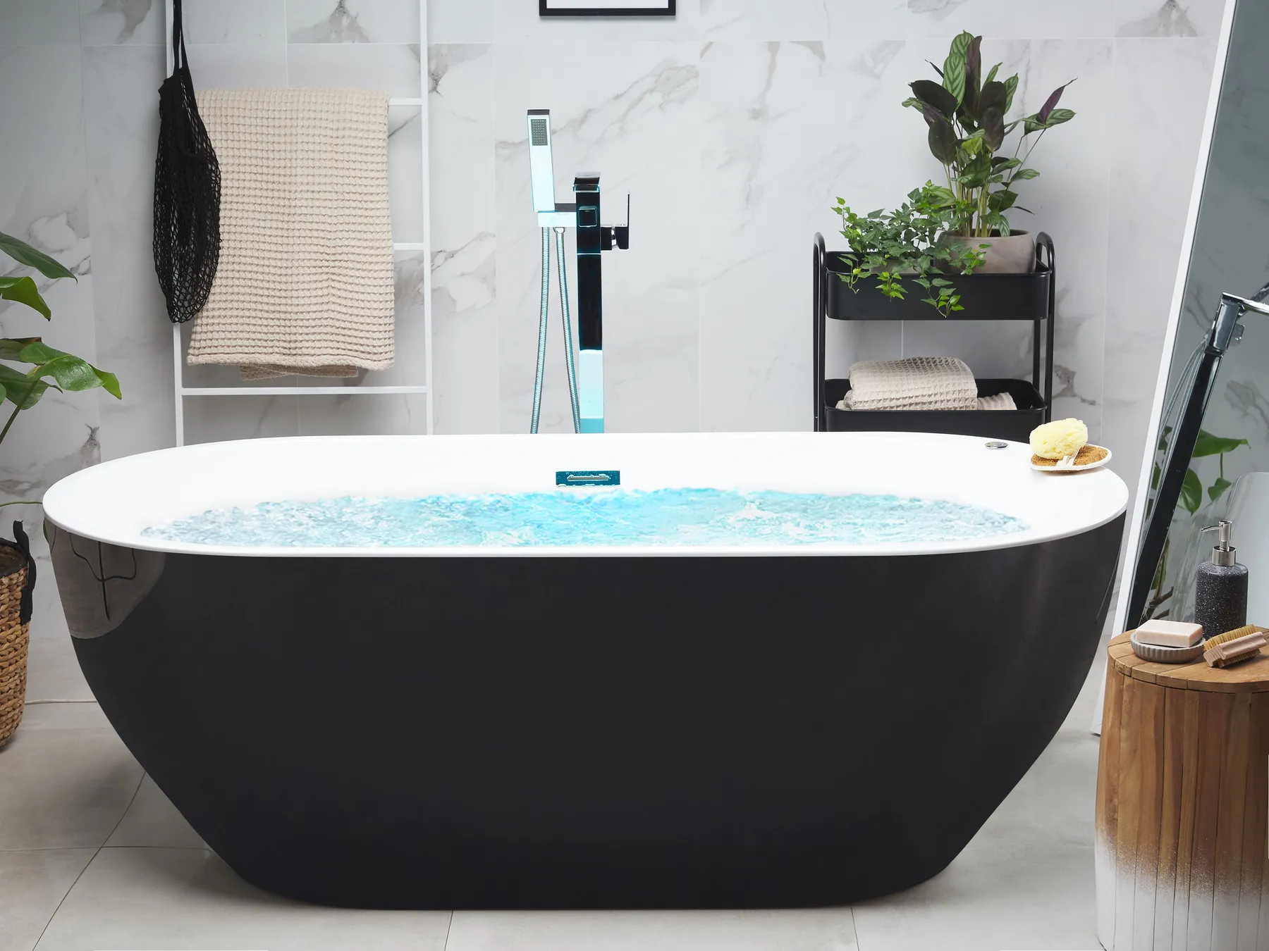 Vasca idromassaggio freestanding con LED NEVIS 170 x 80 cm Nero_783296