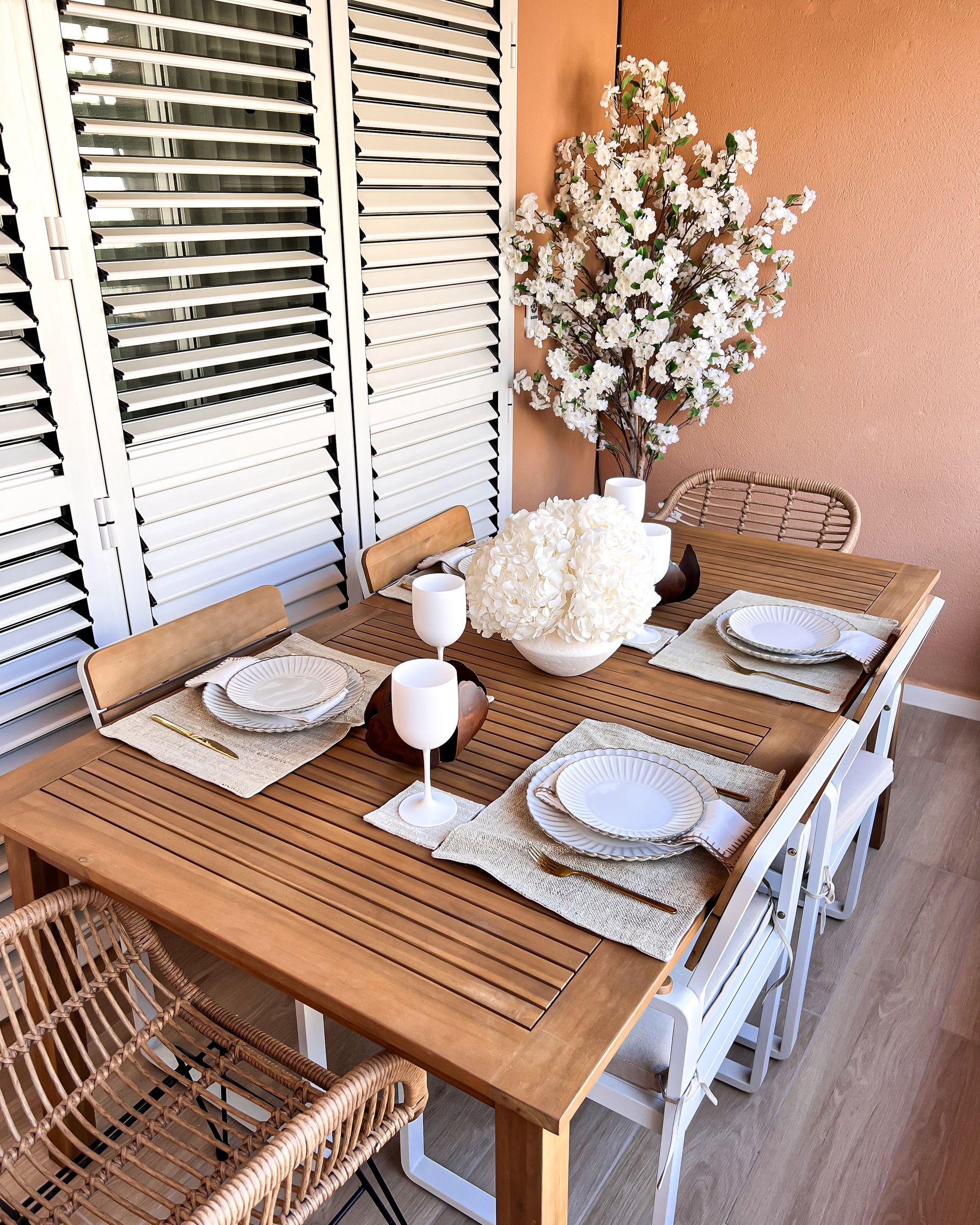 Stół ogrodowy rozkładany akacjowy 180/240 x 100 cm jasne drewno CESANA_871919