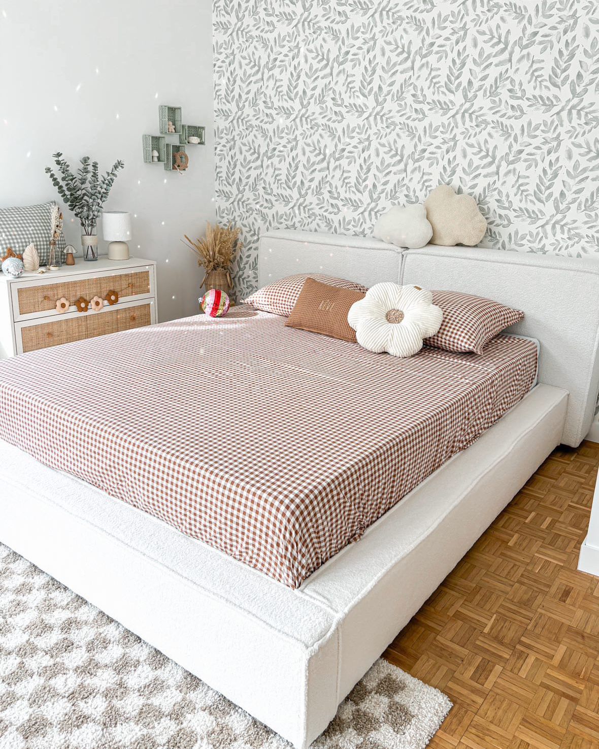 Lit avec sommier Bouclé LINARDS 180 x 200 cm Blanc | Beliani.fr