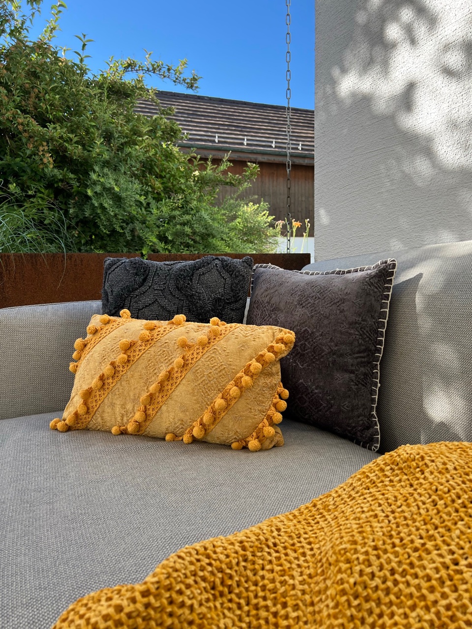 Set di 2 cuscini decorativi in viscosa con pompon 30 x 50 cm giallo AYROOR_835422