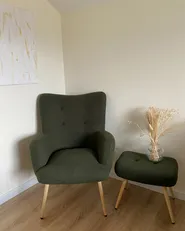 Poltrona Wingback VEJLE con poggiapiedi Bouclé Verde scuro_982590
