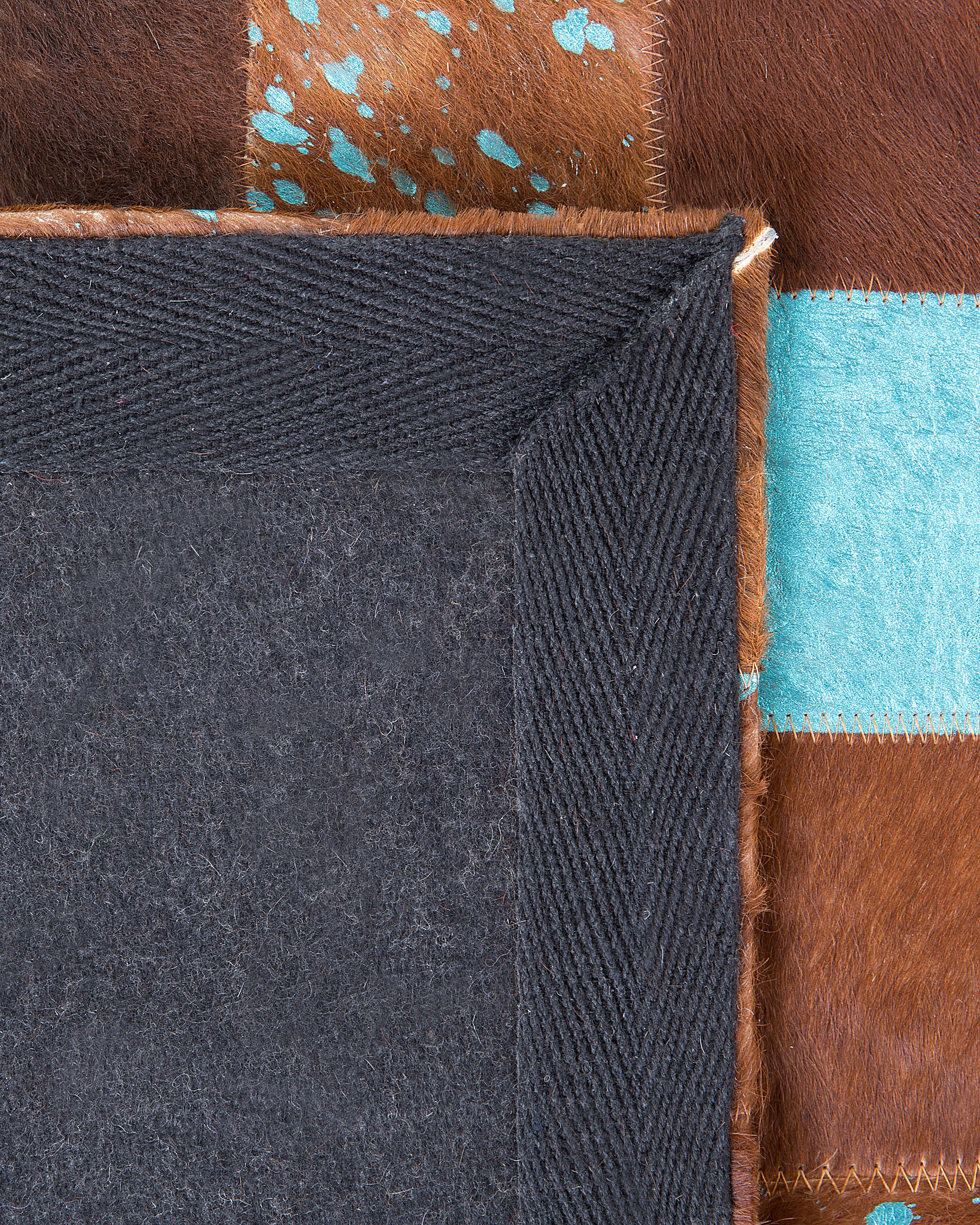 Tappeto patchwork in pelle marrone e blu 140 x 200 cm ALIAGA_493674