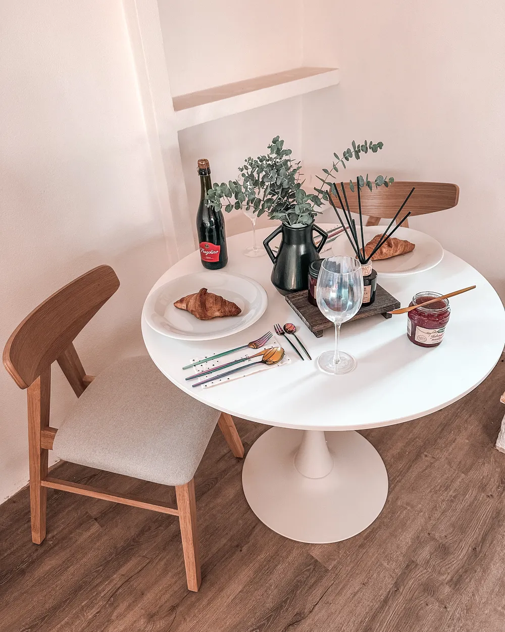 Tavolo completo ronde in marmo bianco doré con 4 chaise longue beige | Maisons du Monde