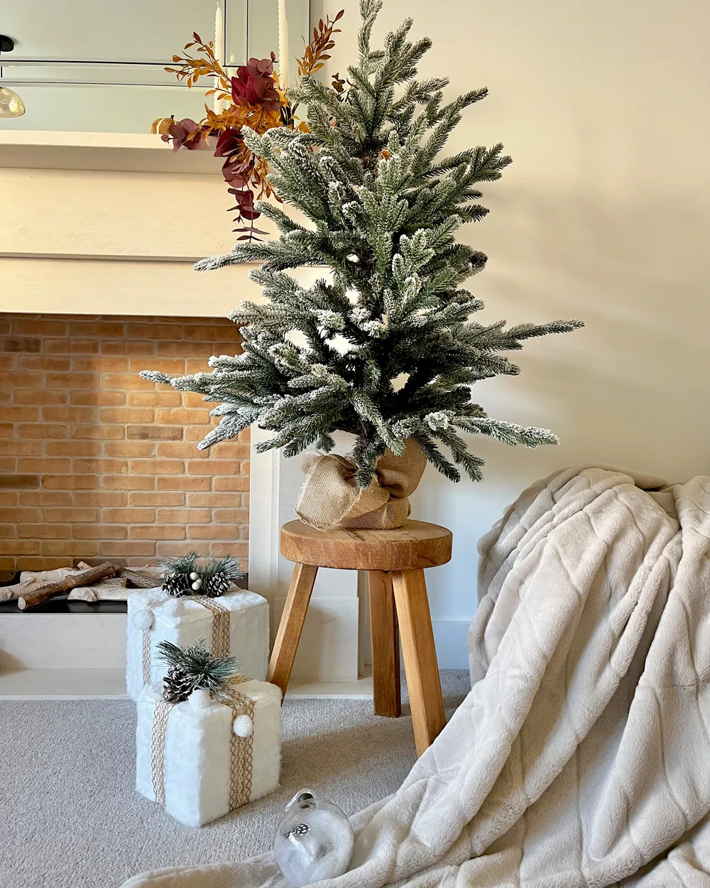 Ośnieżona sztuczna choinka świąteczna RINGROSE 90 cm Zielony_887413