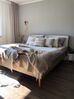 Drevená posteľ LED svetlohnedá 180 x 200 cm SERRIS_807427