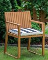 Sedia da giardino in legno marrone chiaro con cuscino a strisce blu SASSARI_774836