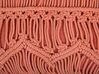 Coussin décoratif orange en macramé 45 x 45 cm AKKOY_753155