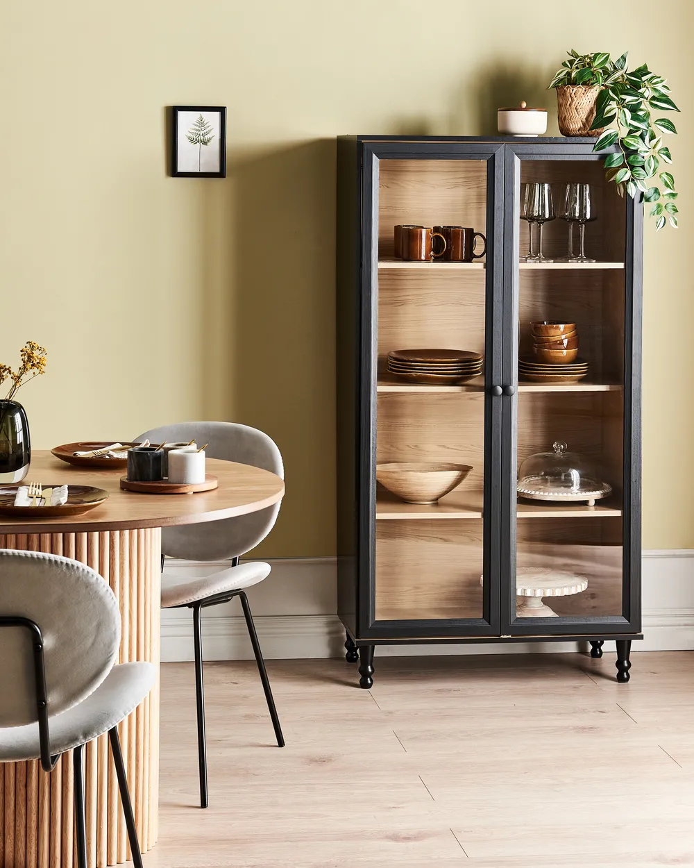 Witryna ze szklaną gablotą TINGLEDALE 80 cm Czarny