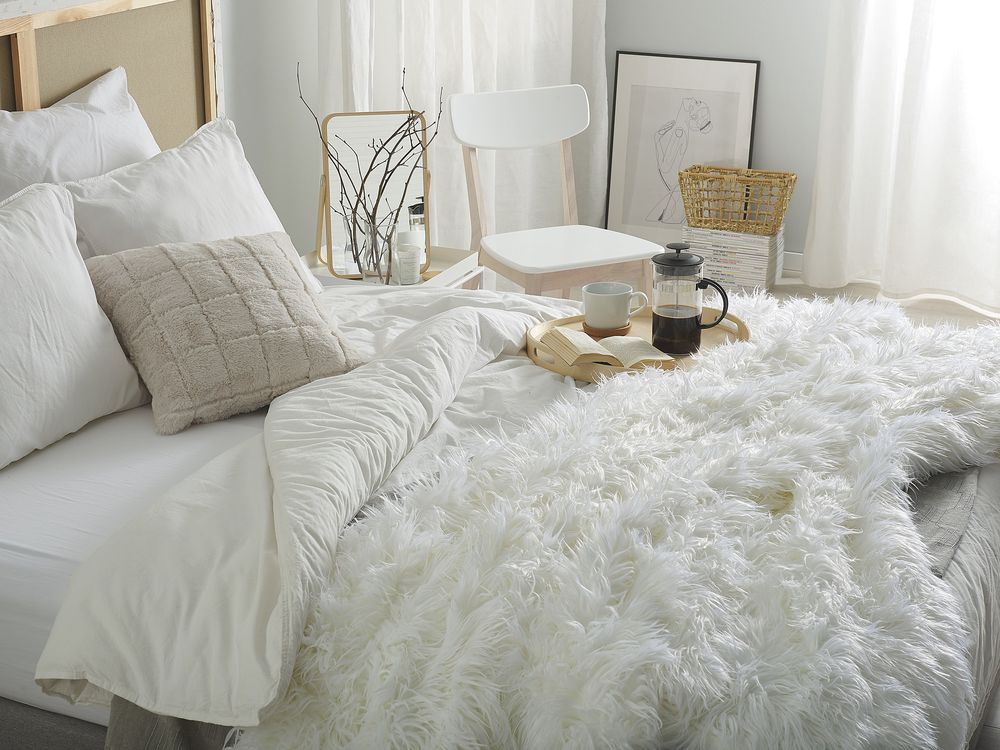 Faux Fur Bedspread 200 x 220 cm White DELICE Beliani.cz