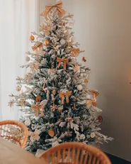 Ośnieżona sztuczna choinka świąteczna BRISCO 180 cm Biały_907300