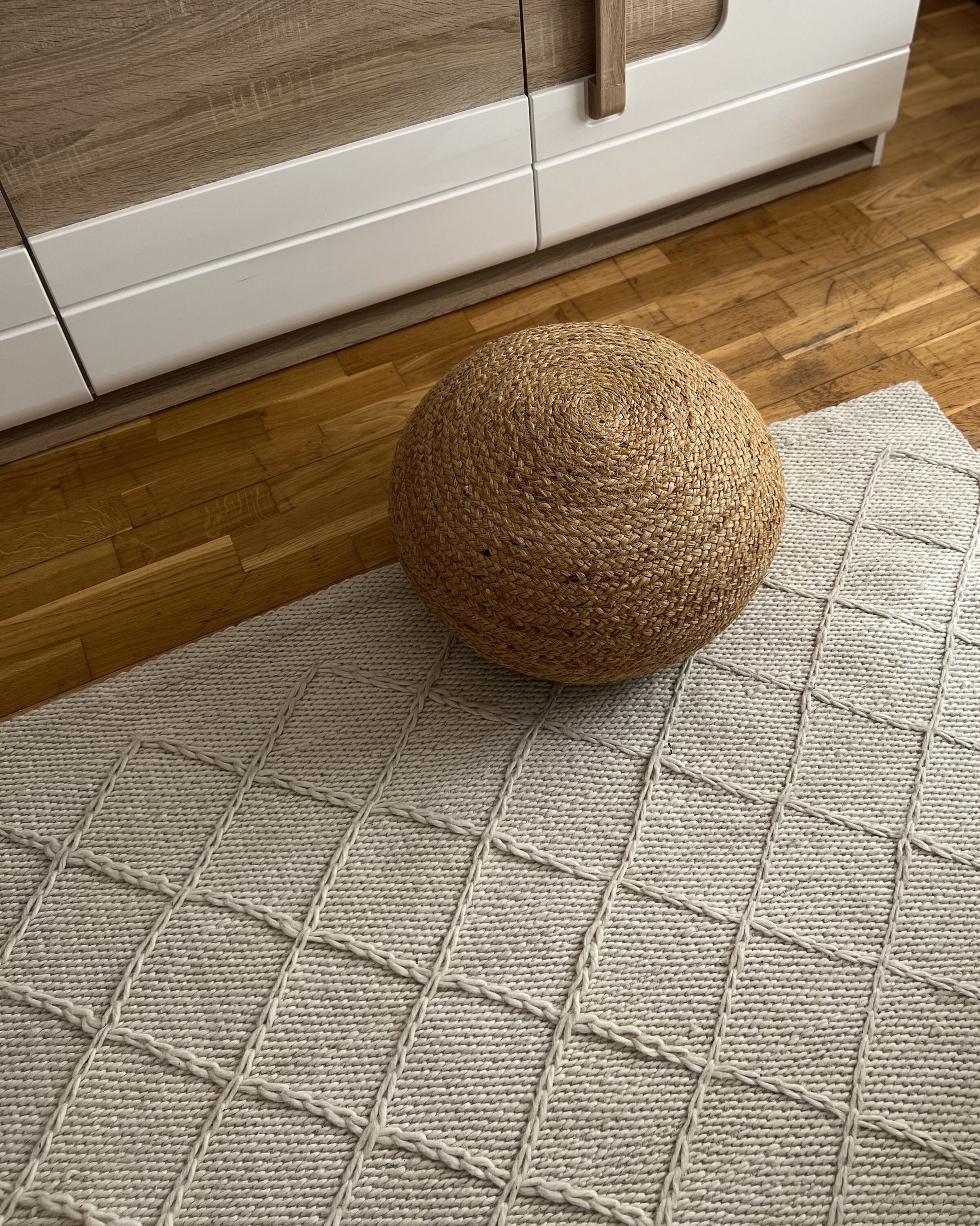 Area Rug 140 x 200 cm Off-White ELLEK | Beliani.co.uk