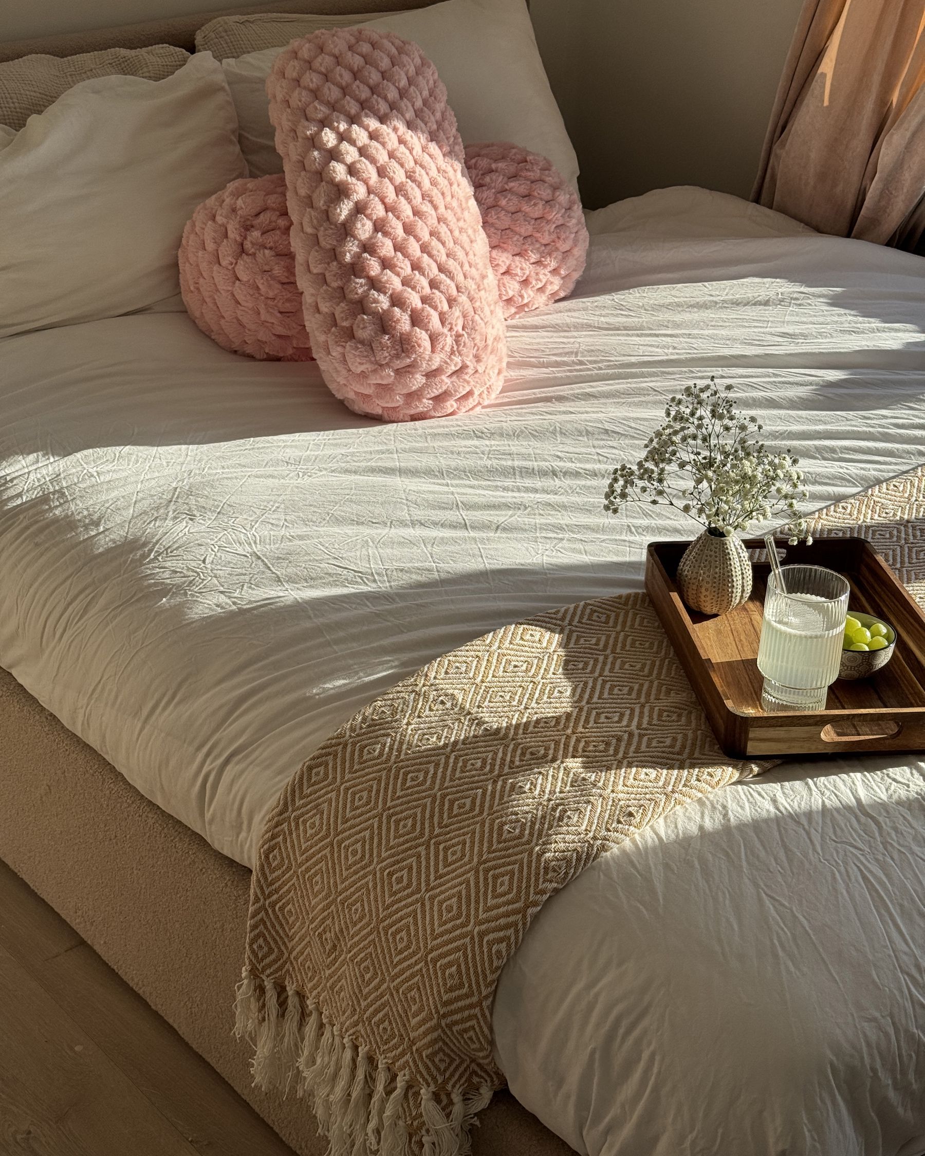 Poduszka dekoracyjna sztuczne futerko 22 x 60 cm różowa LINDEN_974711