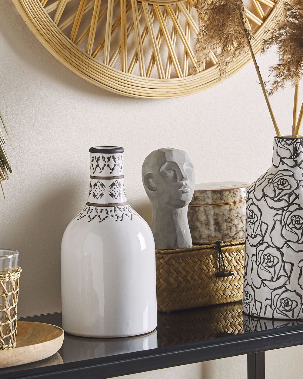 Petits vases avec fleurs séchées. La petite Petits vases avec fleurs séchées. La petite
