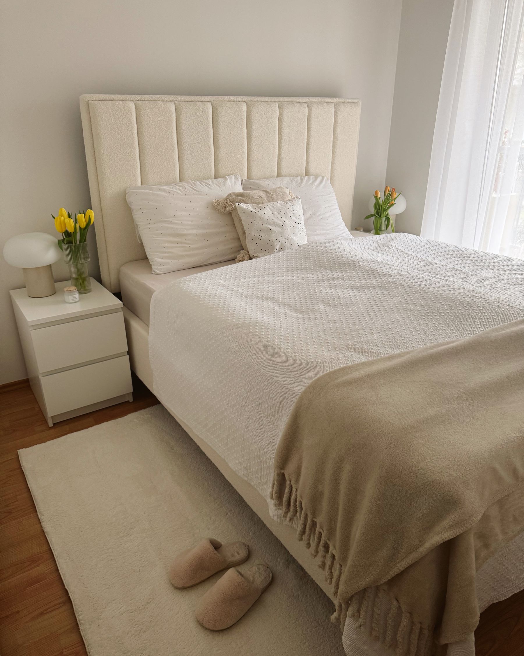 Łóżko z pojemnikiem boucle 160 x 200 cm złamana biel SEZANNE_973070