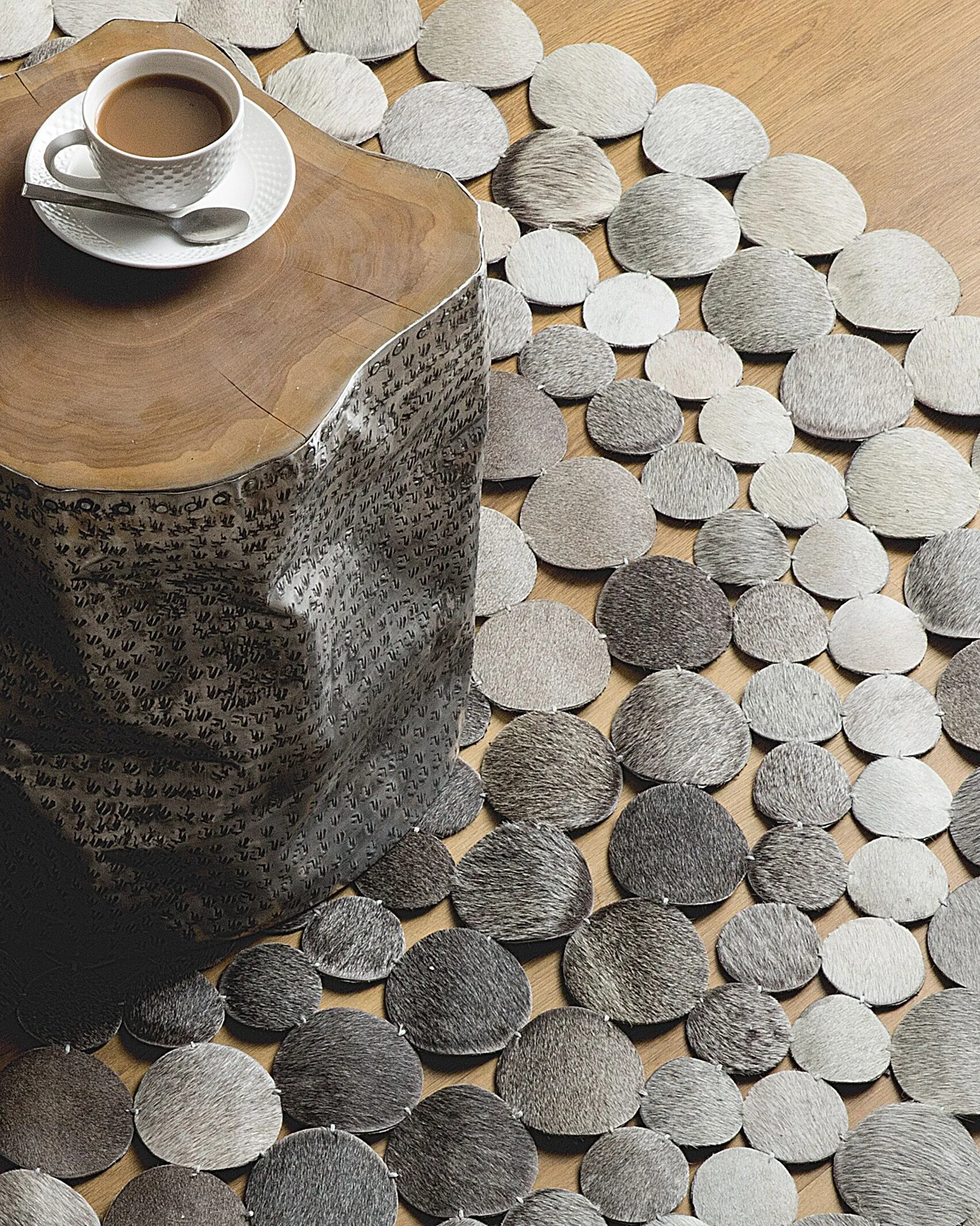 Rug HILVAN Grey ø 140 cm Leather_738043