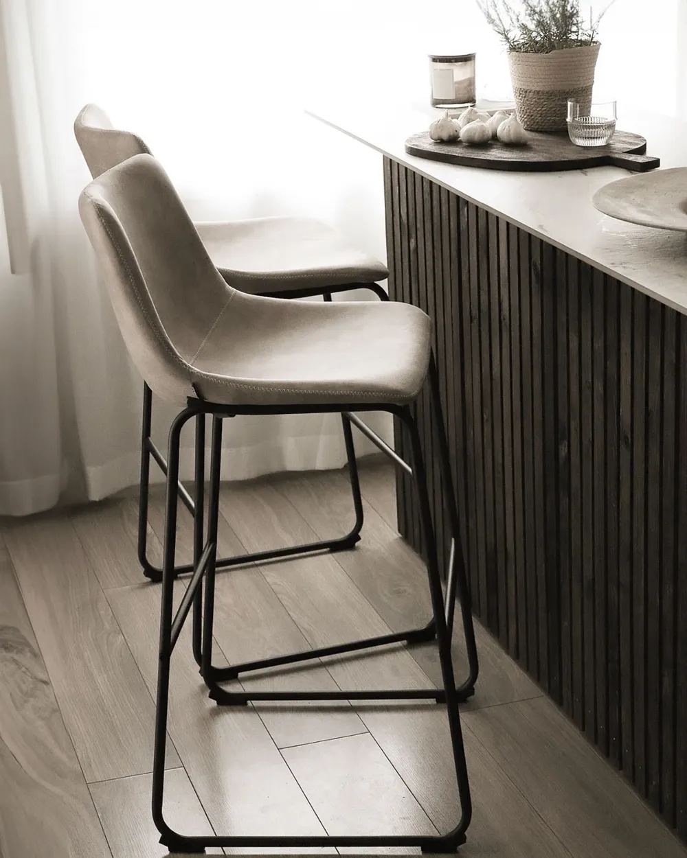 2 Chaises De Bar Design Moderne - Tissu Beige, Pieds Noirs, Dossier Rembourré - Pour Cuisine, Salle à Manger Ou Bar