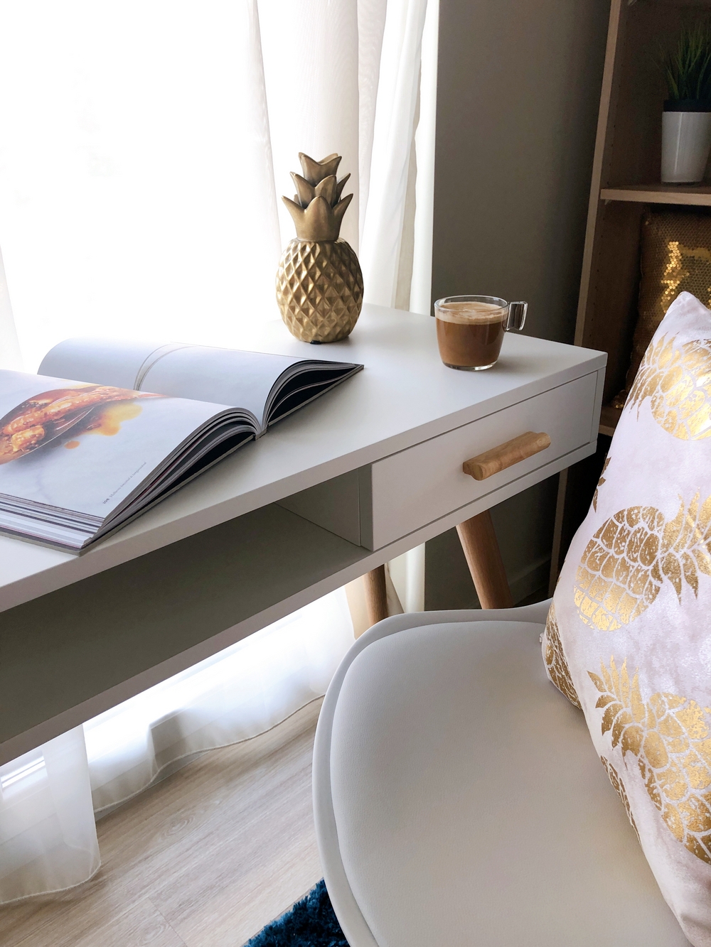 White computer desk with gold legs hotsell