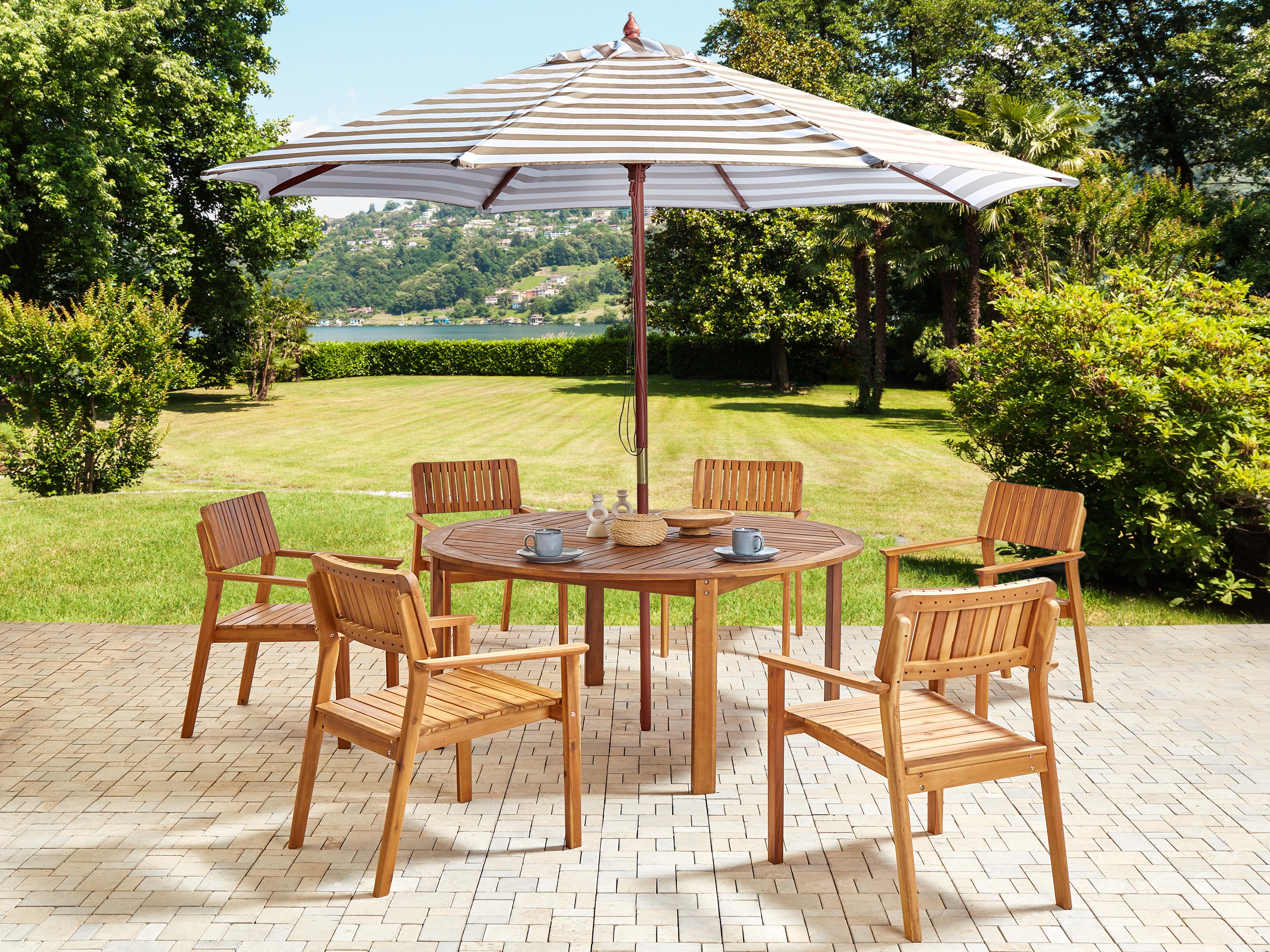 Spacious Outdoor Dining Area