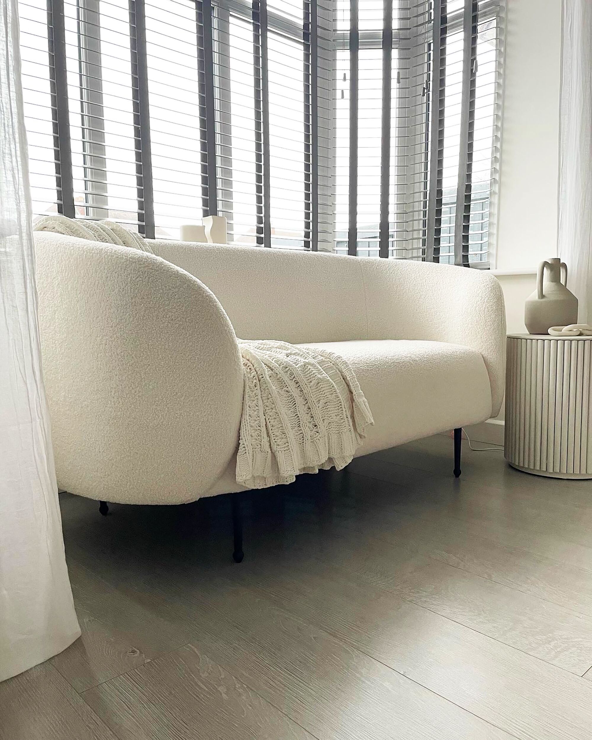 2-Sitzer Sofa Bouclé weiss LOEN | Beliani.ch