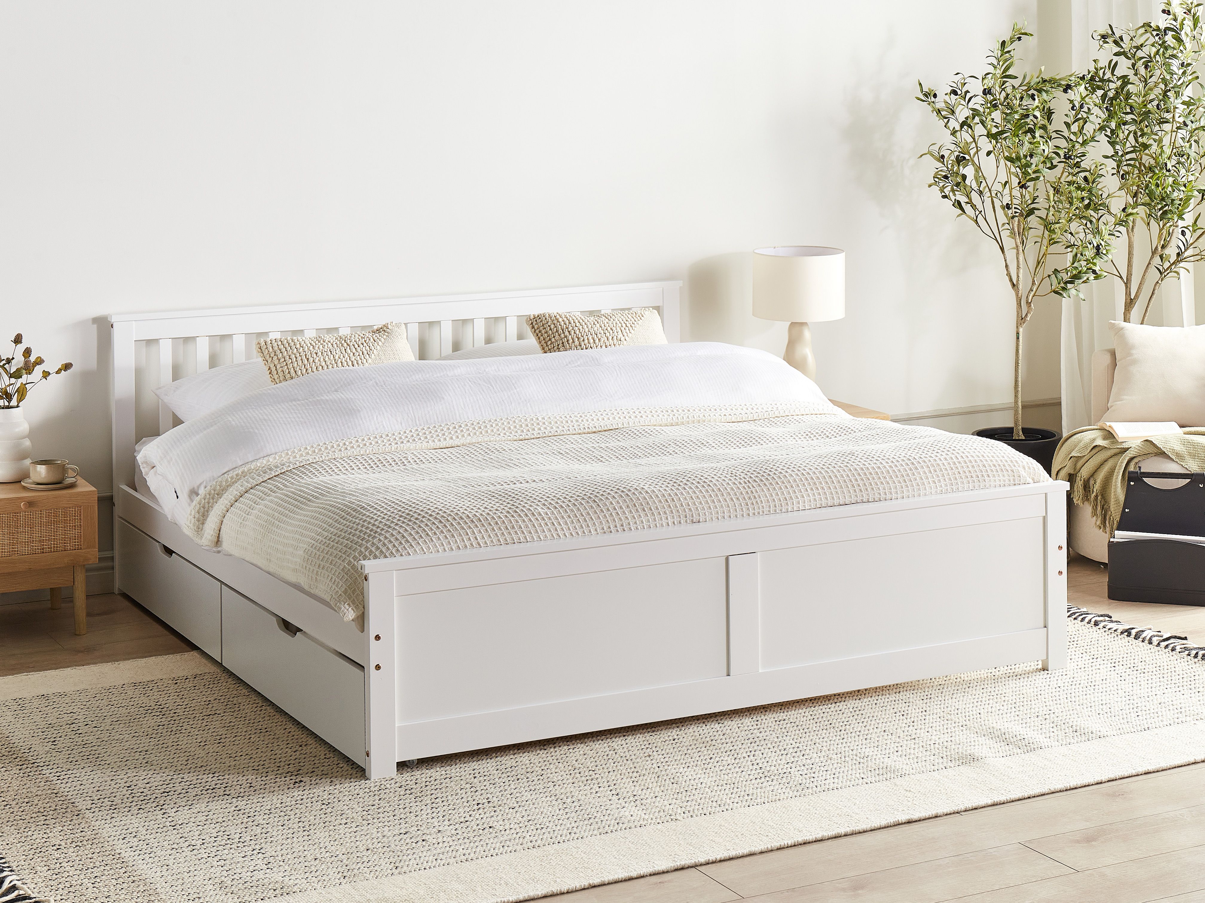 Bett mit Schubladen Kiefernholz OLENDON 180 x 200 cm Weiß | Beliani.de