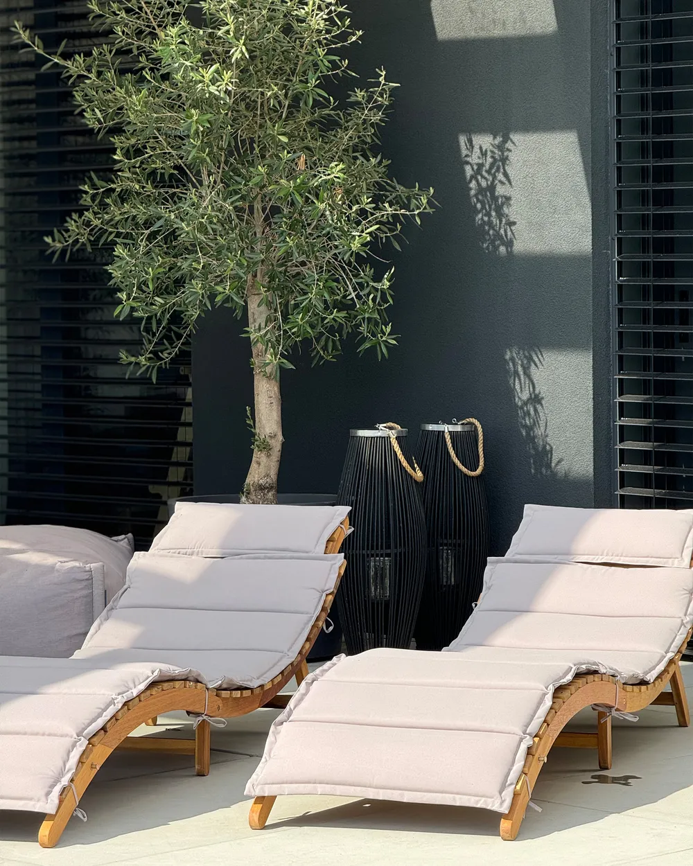 Sun Lounger with Cushion LUINO Acacia Wood Off-White