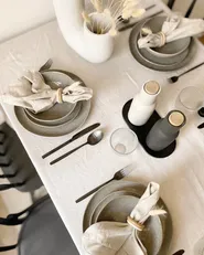 Set completo di stoviglie in gres bianco/marrone da 18 pezzi Set completo di stoviglie in gres bianco/marrone da 18 pezzi