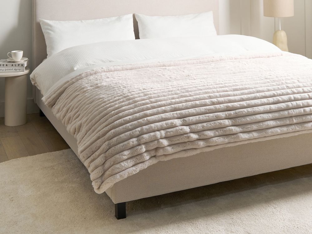 Bedspread RAKYA Faux Fur 150 x 200 cm Light Beige